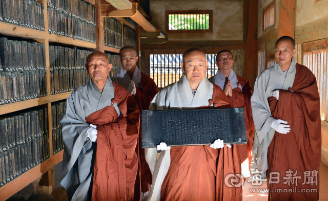 해인사는 오는 29일 경판 전체를 한 본 더 새기는 판각 고불식을 연다. 사진은 지난 2013년 9월25일 해인사 장경판전에서 스님들이 팔만대장경 경판을 옮기는 모습. 정운철기자 woon@imaeil.com