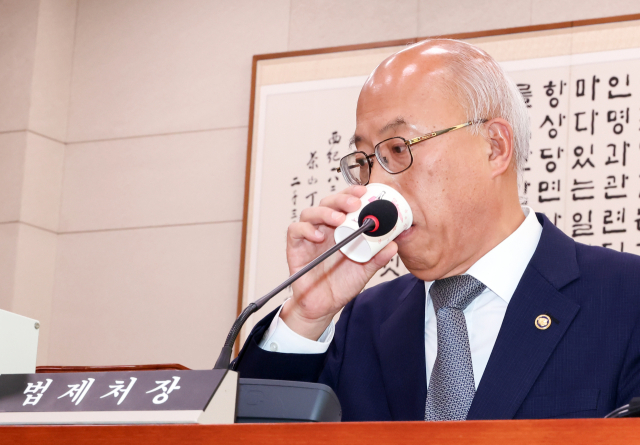조원철 법제처장이 15일 국회에서 열린 법제사법위원회의 국정감사에서 물을 마시며 목을 축이고 있다. 연합뉴스