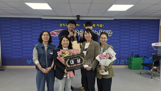 이수진 과수담당이 대상 수상 후 동료들과 기념 촬영 (사진 오른쪽 두번째).거창군 제공