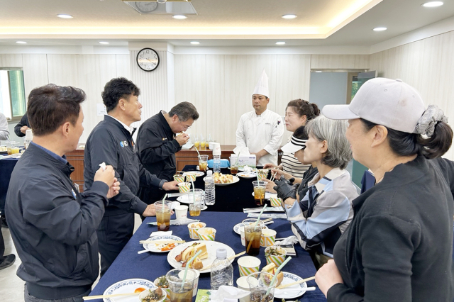 청송군은 지난 14일 청송사과축제를 앞두고 사과 활용 신메뉴의 맛과 완성도를 점검하기 위한 