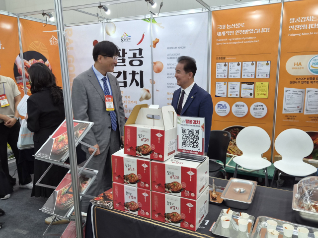 이철훈 대구본부세관장(왼쪽)이 대구국제식품산업전 전시 부스를 찾아 의견을 청취하고 있다