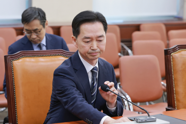 김지용 초대 중대범죄수사청장 후보자가 14일 국회 행정안전위원회에서 열린 인사청문회 시작을 기다리며 마이크를 확인하고 있다. 연합뉴스