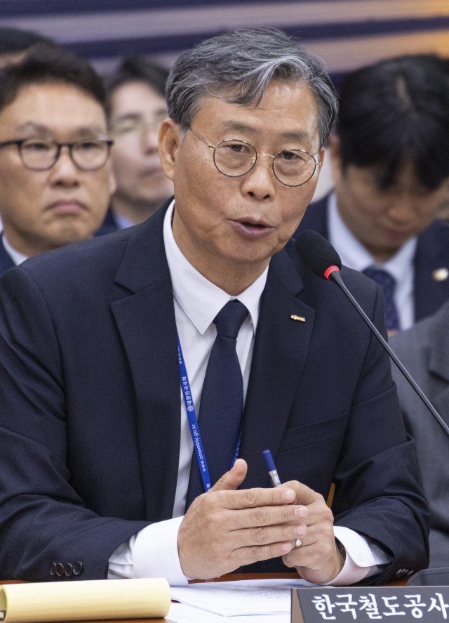 김태승 한국철도공사(코레일) 사장(왼쪽)이 13일 국회에서 열린 국토교통위원회 국정감사에 출석해 국민의힘 정희용 의원의 코레일 예약시스템 증설 부실 관련 질의에 답하고 있다. 연합뉴스