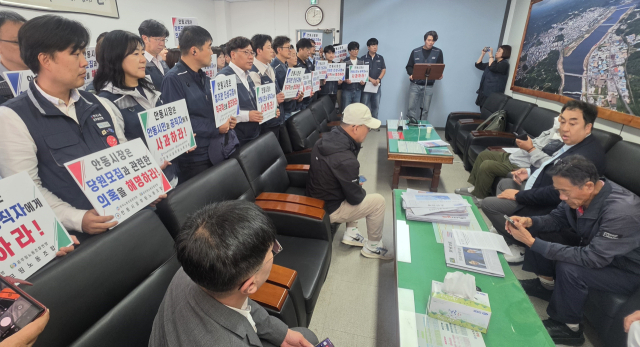 안동시공무원노동조합과 한국노총 공무원연맹, 경상북도청 노동조합 등은 15일 안동시청 브리핑룸에서 안동시청 공직사회를 향한 경찰 수사와 관련 안동시장의 공식사과와 입장을 촉구하는 기자회견을 열었다. 엄재진 기자