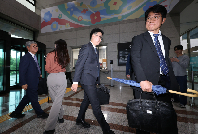 선거관리위원회를 둘러싼 각종 의혹들을 수사하는 이태한 특별검사팀의 포렌식 전문 수사자문위원인 이상진 고려대 정보보호대학원 교수(왼쪽 첫번째)를 포함한 관계자들이 13일 경기 과천시 중앙선거관리위원회에 들어서고 있다. 연합뉴스