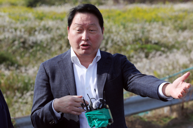 최태원 SK하이닉스 회장이 9일 오후 반도체 산단이 들어설 전남광주 서구 군공항 부지에서 현장 방문을 마친 뒤 기자들의 질문에 답하고 있다. 연합뉴스