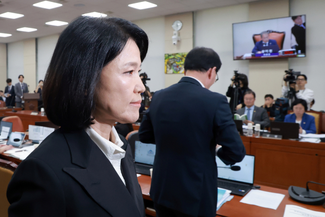 12일 국회 과학기술정보방송통신위원회 전체회의에서 위원장인 더불어민주당 송기헌 의원이 국민의힘 이진숙 의원을 방송미디어통신위원회 국정감사에서 배제하는 제척의 건 표결을 진행하자 이 의원 등 국민의힘 과방위원들이 회의실을 떠나고 있다. 연합뉴스