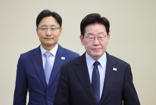 이재명 대통령이 15일 청와대에서 열린 수석보좌관회의에 임광현 신임 비서실장과 입장하고 있다. 연합뉴스