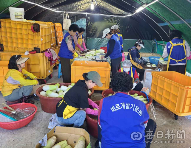 바르게살기운동 합천군협의회는 지난 6일 삼가면 일원에서 회원 50여 명이 참여한 가운데 취약계층을 위한 계절김치 나눔 행사를 실시했다. 합천군 제공