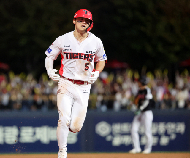 KIA 타이거즈의 김도영이 12일 광주에서 열린 LG 트윈스와의 경기 8회 2점 홈런을 친 뒤 그라운드를 돌고 있다. 연합뉴스