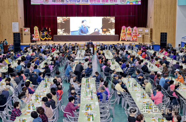 합천읍은 다음 달 7일 합천체육관에서 제30회 합천읍 노인의 날 기념 경로잔치 행사를 연다. 사진은 지난 제28회 경로잔치 행사 모습. 합천군 제공