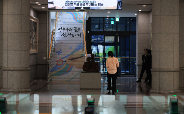 이태한 선거관리위원회 특별검사팀이 중앙선거관리위원회가 시간대별 투표자 수를 허위로 입력한 사실을 확인해 중앙선관위 등 7곳을 대상으로 압수수색에 들어간 15일 과천 중앙선관위 로비에서 관계자들이 이동하고 있다. 연합뉴스