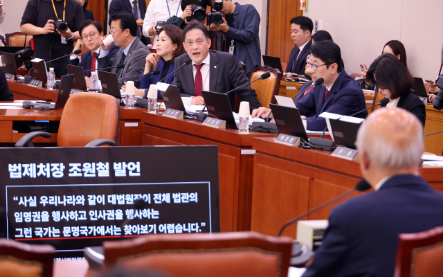 15일 국회에서 열린 법제사법위원회의 법제처 국정감사에서 국민의힘 김태규 위원이 조원철 법제처장에게 질문하고 있다. 연합뉴스