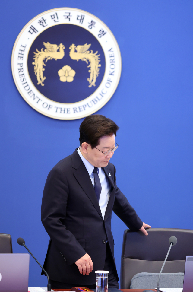 이재명 대통령이 15일 청와대에서 열린 수석보좌관회의에서 국민의례 후 착석하고 있다. 연합뉴스