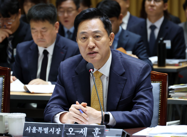 오세훈 서울시장이 15일 서울시청에서 열린 행정안전위원회 국정감사에서 위원 질의에 답하고 있다. 연합뉴스