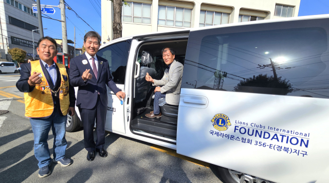 국제라이온스협회 356-E(경북)지구는 15일 경상북도장애인복지단체협의회에 LICF(국제재단) 지원 교부금과 지구 봉사금으로 장만한 장애인 이동 차량을 전달했다. 사진은 김호석 안동시의회 전 의장, 조석현(사진 중앙) 의장과 김재원(오른쪽) 회장이 기념 촬영하고 있다. 국제라이온스협회 경북지구 제공