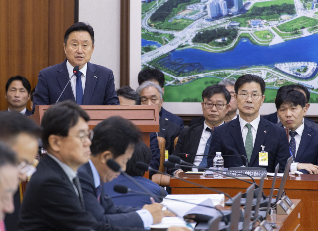 최인호 주택보증공사 사장이 15일 국회 국토교통위원회에서 열린 국정감사에 출석해 기관 보고를 하고 있다. 연합뉴스