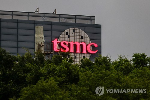 대만 TSMC 본사에 로고가 걸려 있다. 연합뉴스