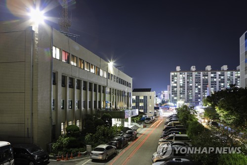 광주 북부경찰서 청사 전경. 경찰은 15일 흉기로 상인을 위협한 혐의로 50대 여성을 현행범 체포해 조사하고 있다. 연합뉴스