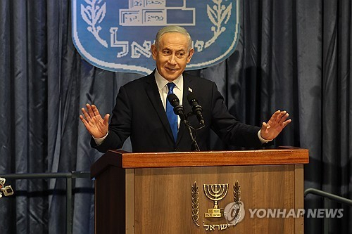 베냐민 네타냐후 이스라엘 총리가 리쿠드당 드루즈족 공동체 행사에서 아메드 알샤라 시리아 대통령과의 직접 통화 사실을 공개하고 있다. 연합뉴스