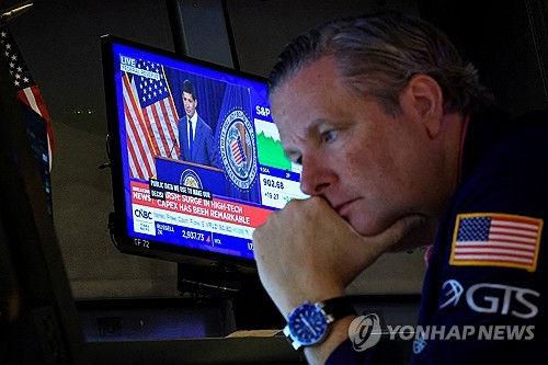 15일(현지시간) 뉴욕증권거래소(NYSE) 전광판에 주요 지수가 표시되고 있다. 연합뉴스