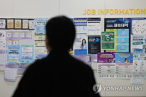 이재명 대통령이 15일 청와대에서 수석보좌관회의를 주재하며 주거·일자리·금융 3대 핵심 사회정책 추진을 강조하고 있다. 연합뉴스