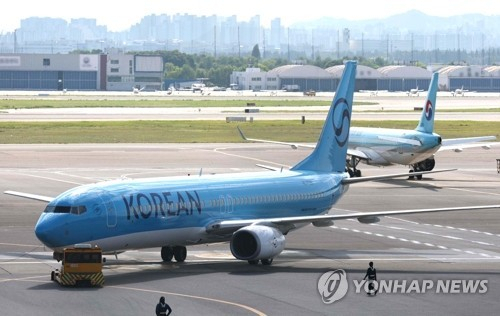 김포공항 계류장에서 대한항공 항공기가 이동하고 있다. 연합뉴스