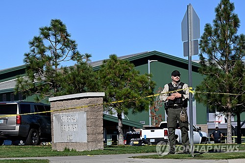 15일(현지시간) 총격 사건이 발생한 미국 오리건주 벤드시 실버레일 초등학교 앞에 경찰 통제선이 설치돼 있다. 연합뉴스