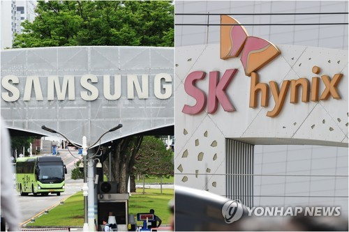 코스피 급락세가 이어지는 가운데 삼성전자와 SK하이닉스 주가가 연일 하락하고 있다. 연합뉴스