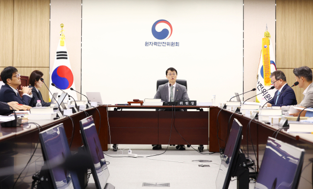 최원호 원자력안전위원장이 15일 서울 종로구 원자력안전위원회에서 열린 제2026-16회 원자력안전위원회에서 발언하고 있다. 연합뉴스