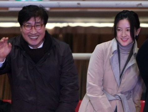 이영애도 '20세 연상' 남편과 참석... 99세 거장의 특별한 밤