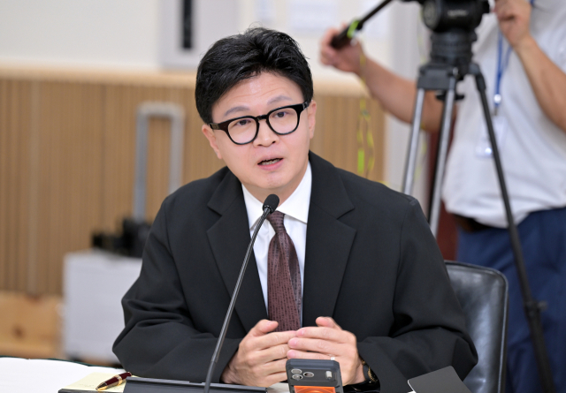 무소속 한동훈 의원이 12일(현지 시각) 워싱턴DC 주미한국대사관에서 열린 국회 외교통일위원회 국정감사에서 질의하고 있다. 연합뉴스