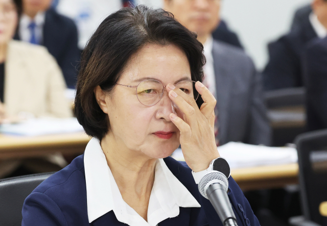 13일 경기도 수원시 영통구 경기도청에서 열린 국회 행정안전위원회의 경기도에 대한 국정감사에서 추미애 경기도지사가 안경을 고쳐 쓰고 있다. 연합뉴스