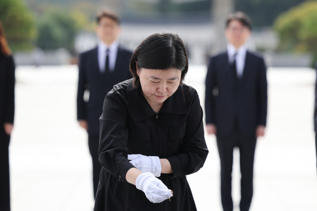 임은정 광주지방중대범죄수사청장이 16일 오전 전남광주 북구 운정동 국립 5·18민주묘지를 참배하고 있다. 연합뉴스