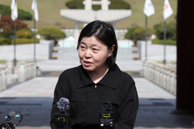 임은정 광주지방중대범죄수사청장이 16일 오전 전남광주 북구 운정동 국립 5·18민주묘지를 참배한 뒤 발언하고 있다. 연합뉴스