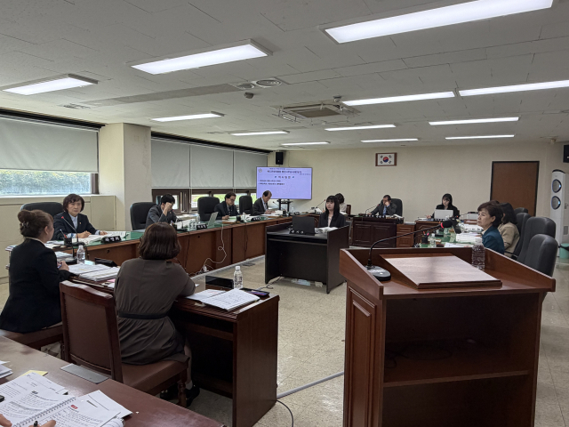 15일 달서구의회 복지문화위원회가 아동가족과의 행정사무감사를 진행하고 있다. 정두나 기자.