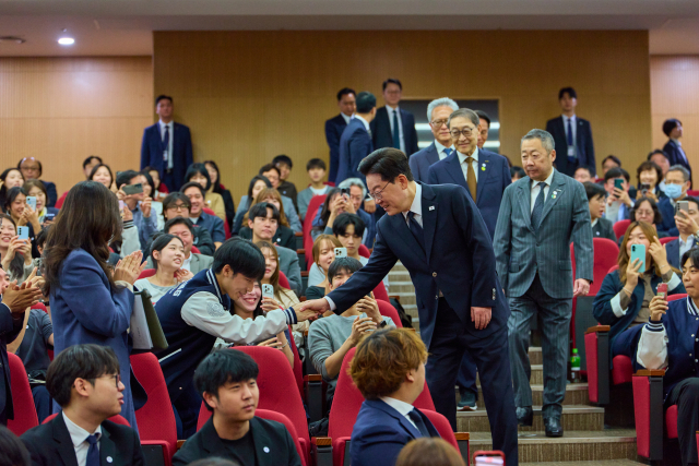 이재명 대통령이 16일 서울 동작구 중앙대학교에서 열린 개교 110주년 기념식에서 학생들과 인사하고 있다. 연합뉴스