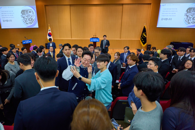 이재명 대통령이 16일 서울 동작구 중앙대학교에서 개교 110주년 기념식을 마친 후 학생들과 기념촬영을 하고 있다. 연합뉴스