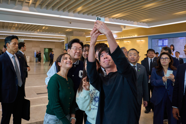 이재명 대통령이 16일 서울 동작구 중앙대학교에서 개교 110주년 기념식을 마친 후 학생들과 기념촬영을 하고 있다. 연합뉴스