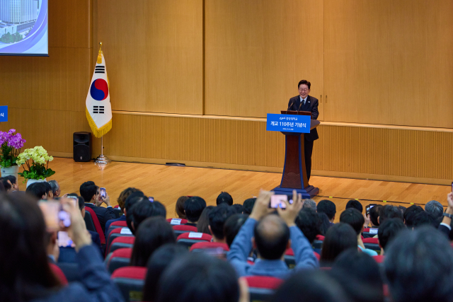 이재명 대통령이 16일 서울 동작구 중앙대학교에서 열린 개교 110주년 기념식에서 축사를 하고 있다. 연합뉴스