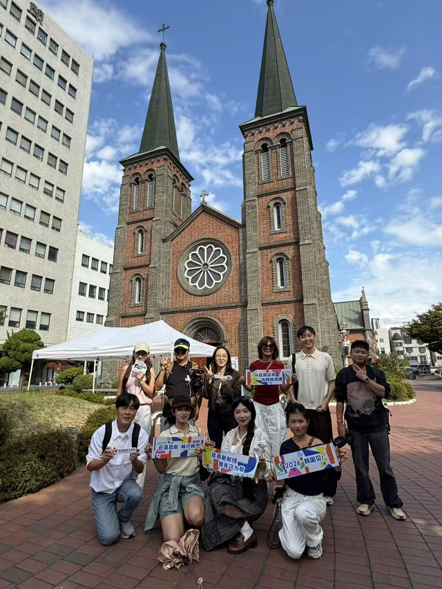 대구시가 초청한 운남일보와 운남도시시보 등 윈난성 주요 언론 관계자와 현지 여행 인플루언서들이 계산성당앞에서 기념촬영을 하고 있다. 대구시 제공