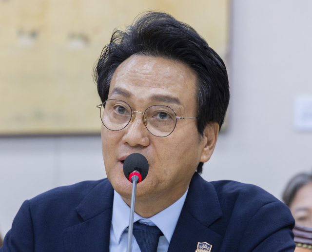 안민석 경기도 교육감이 14일 국회 교육위원회에서 열린 국정감사에 출석해 의원 질의에 답하고 있다. 연합뉴스