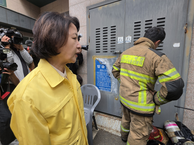 추미애 경기도지사가 16일 경기 부천시 한 금속 도장공장 화재 현장에서 동료 부상으로 슬퍼하는 소방대원을 위로하고 있다. 연합뉴스