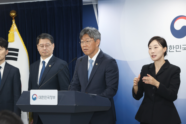 국무조정실과 국토교통부는 16일 정부서울청사에서 브리핑을 열고 올해 수도권 착공 목표 26만8천가구 가운데 9만9천가구 이상을 착공했다고 밝혔다. 사진은 이날 관련 브리핑 하는 김이탁 국토부 1차관의 모습. 2026.1016. 국토부 제공