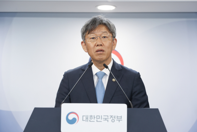 국무조정실과 국토교통부는 16일 정부서울청사에서 브리핑을 열고 올해 수도권 착공 목표 26만8천가구 가운데 9만9천가구 이상을 착공했다고 밝혔다. 사진은 이날 관련 브리핑 하는 김이탁 국토부 1차관의 모습. 2026.1016. 국토부 제공