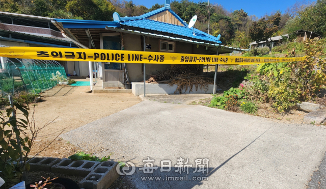 16일 80대 여성 A씨가 숨진 채 발견된 경북 봉화군 명호면의 한 주택 대문 앞에 경찰 출입통제선(폴리스라인)이 설치되어 있다. 손병현 기자
