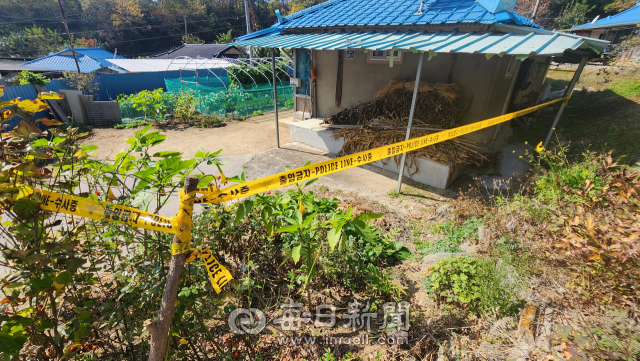 16일 80대 여성 A씨가 숨진 채 발견된 경북 봉화군 명호면의 한 주택 주변에 경찰 출입통제선(폴리스라인)이 설치되어 있다. 손병현 기자