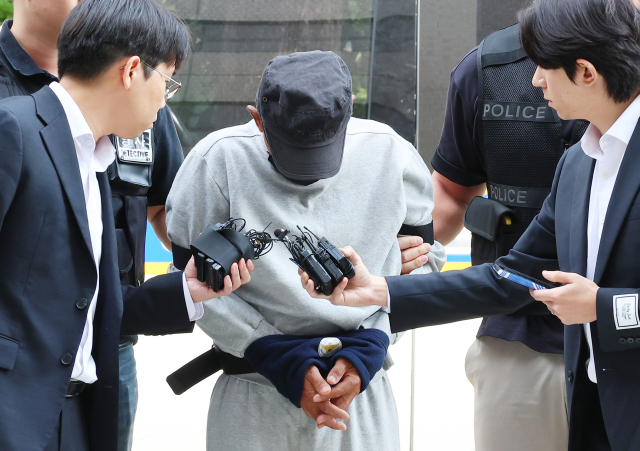 인천 대형 상업시설에서 흉기를 휘둘러 8명을 다치게 한 50대 남성 A씨가 16일 인천 미추홀구 인천지방법원에서 열린 구속 전 피의자심문(영장실질심사)에 출석하고 있다. 연합뉴스
