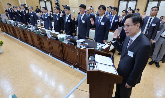 16일 한국은행 대구경북본부본부에서 열린 국회 재정경제기획위원회의 동북·동남지방데이터청, 부산·대구지방국세청, 부산·대구본부세관, 한국은행 부산·경남·울산·대구경북·포항본부에서 피감기관장들이 선서하고 있다. 연합뉴스