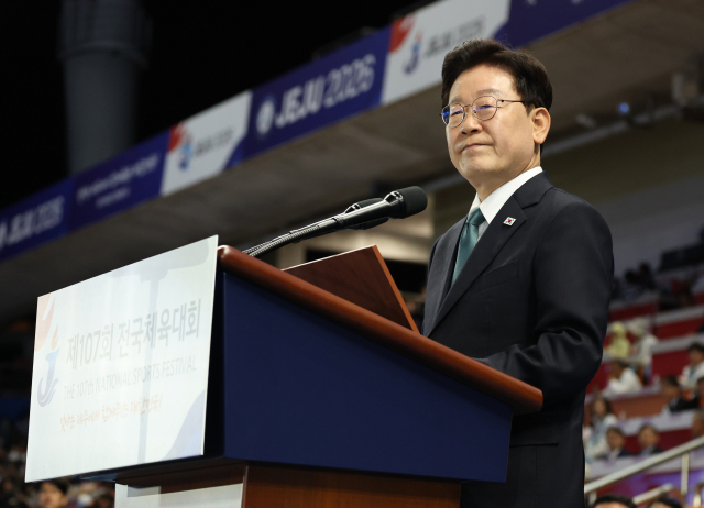 이재명 대통령이 16일 제주월드컵경기장에서 열린 제107회 전국체육대회 개회식에서 기념사를 하고 있다. 연합뉴스